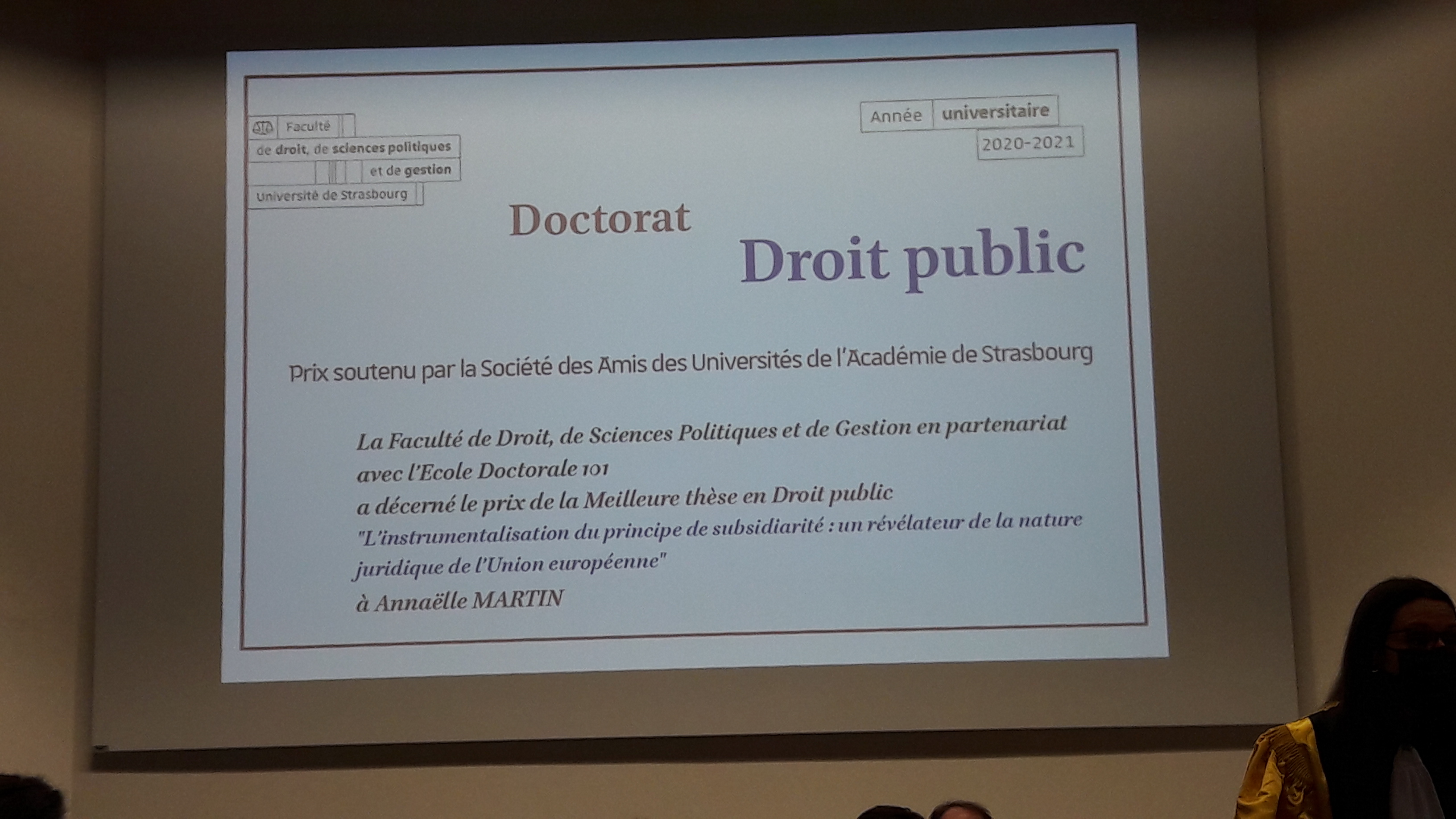 diplôme de Doctorat remis à la lauréate